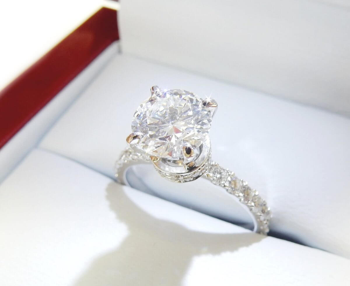 Diamond collar engagement ring