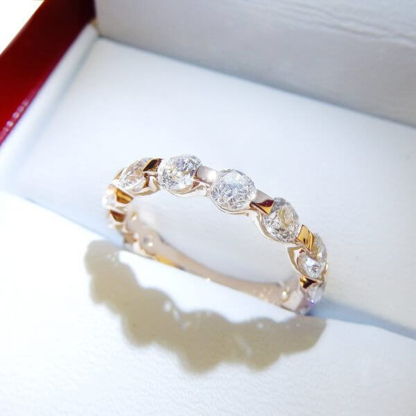 Single prong diamond wedding ring rose gold