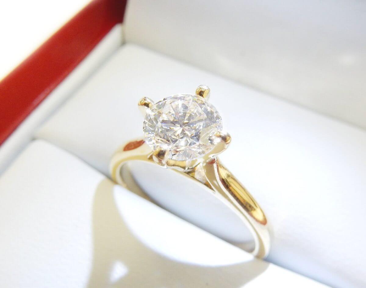 Yellow gold solitaire