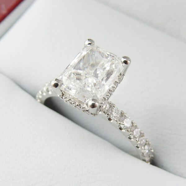 Radiant-Diamond-Engagement-Ring-DiamondNet.ca