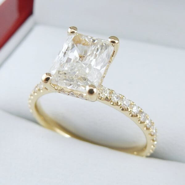Radiant-Cut-Diamond-Engagement-Ring-Yellow-Gold-Underhalo-GIA-DiamondNet.ca