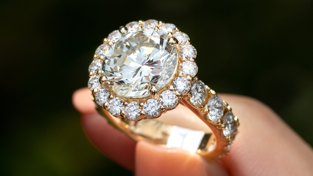 Diamond halo engagement ring