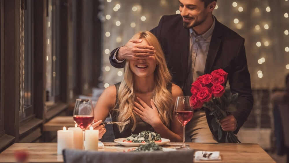 Surprise his fiancé with ring to propose in restaurant