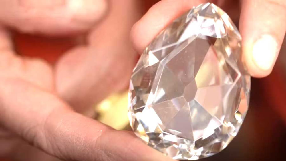 Cullinan diamond in hand