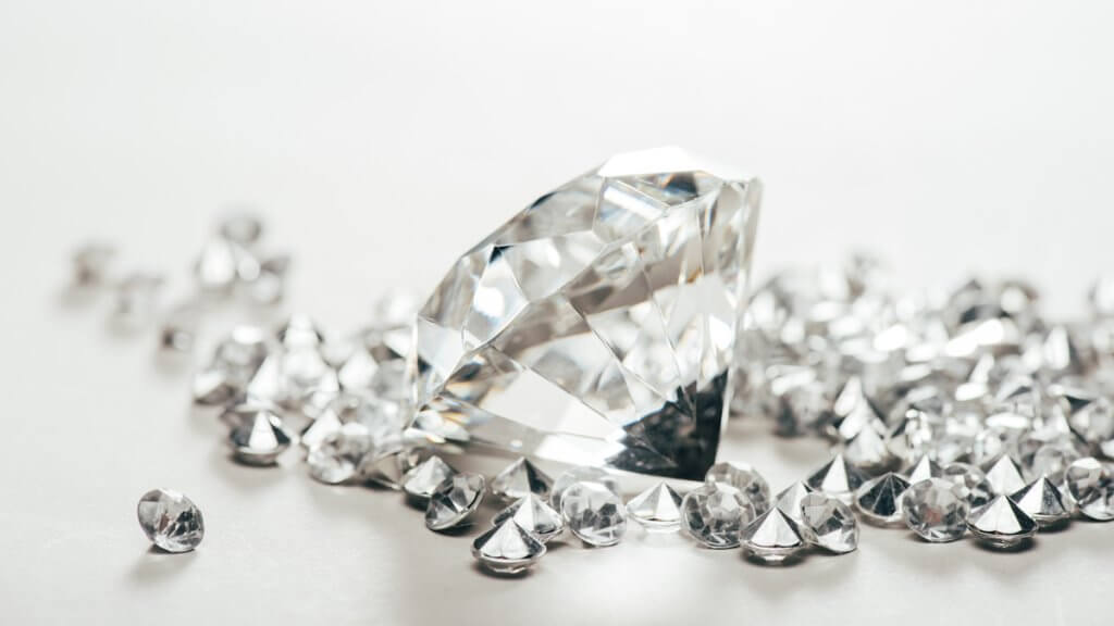 Selective focus of sparkling big diamond among tiny ones